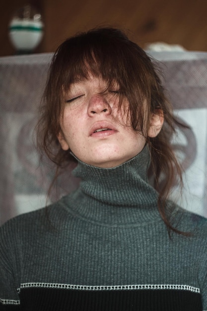 Close-up di una donna con gli occhi chiusi