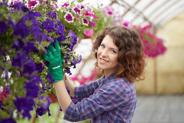 Close-up di una donna con piante a fiore viola