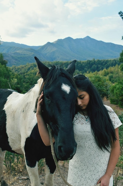 Close-up di una donna con un cavallo