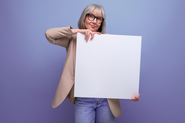 Close-up di una donna matura sicura in una giacca con un poster astratto mocap su uno sfondo luminoso