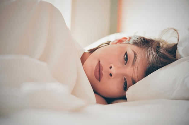 Close-up di una donna sdraiata sul letto