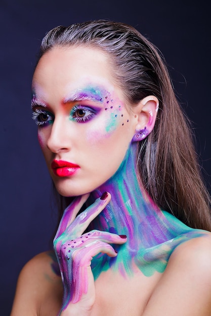 Close-up di una donna senza camicia con il trucco
