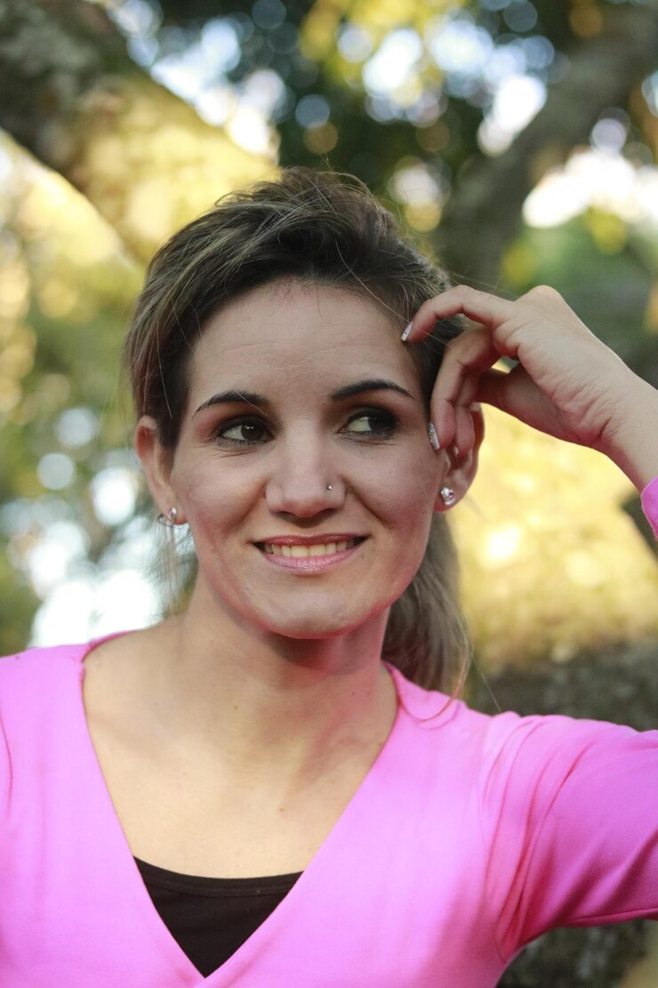 Foto close-up di una donna sorridente che guarda altrove