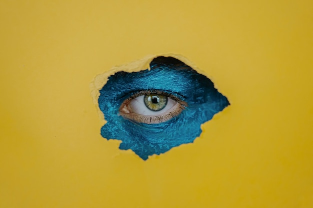 Close-up di una donna sullo sfondo giallo