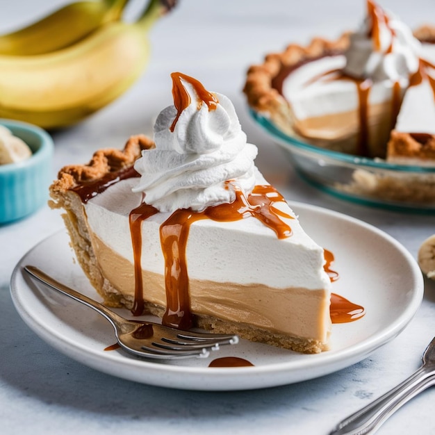 Close-up di una fetta di torta di crema di banana caramellata con panna montata