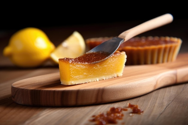 Close-up di una fetta di torta di limone su una spatola di legno creata con ai generativo