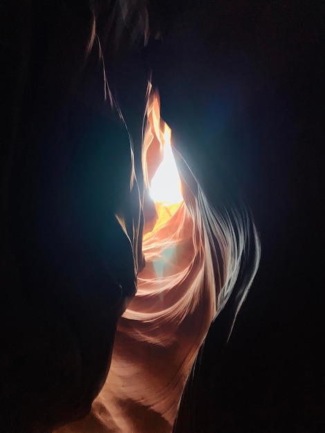 Close-up di una formazione rocciosa illuminata