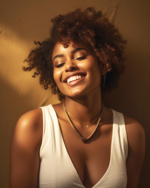 Close up di una gioiosa giovane donna afroamericana che ride con uno sfondo di colore marrone chiaro