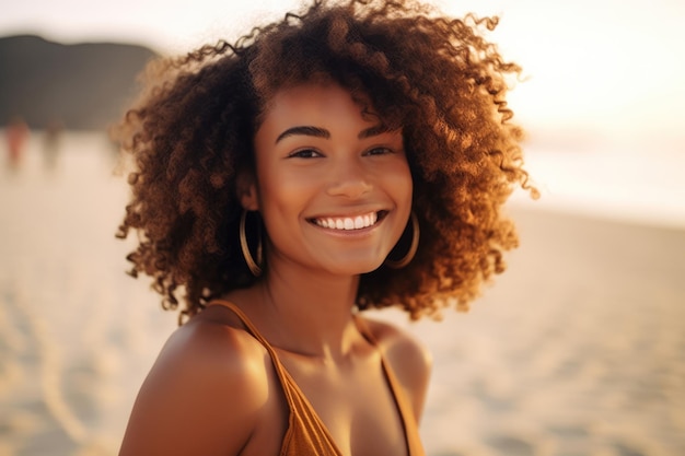 Close up di una giovane donna afroamericana sulla spiaggia Golden hour