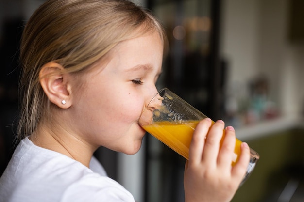 Close-up di una giovane donna che beve un bicchiere