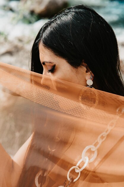 Close-up di una giovane donna che guarda altrove