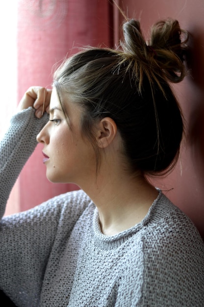 Close-up di una giovane donna che guarda altrove