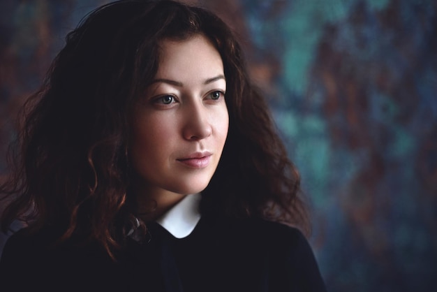 Close-up di una giovane donna che guarda da un'altra parte
