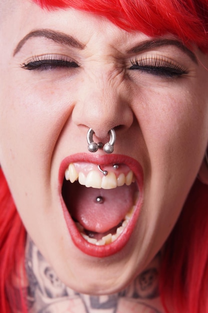 Close-up di una giovane donna dai capelli rossi che urla