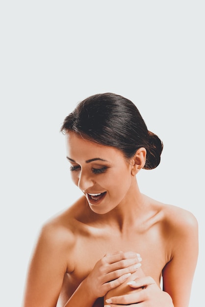 Close-up di una giovane donna nuda su sfondo bianco