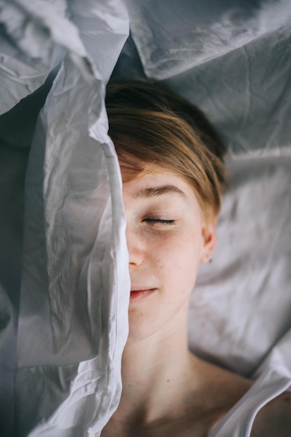 Close-up di una giovane donna sdraiata a letto
