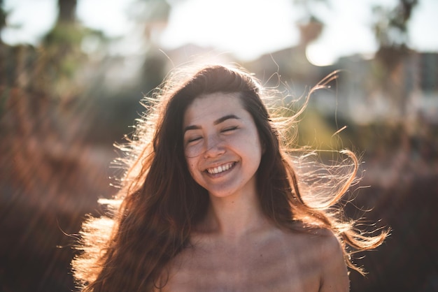 Close-up di una giovane donna sorridente