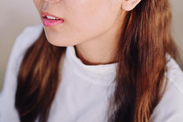 Close-up di una giovane donna