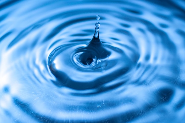 Close-up di una goccia che cade in acqua