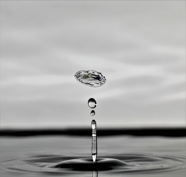 Close-up di una goccia che cade sull'acqua