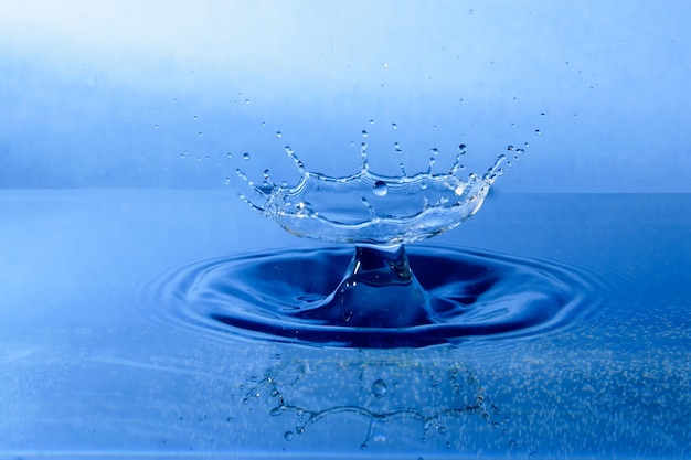 Close-up di una goccia d'acqua che schizza nell'acqua