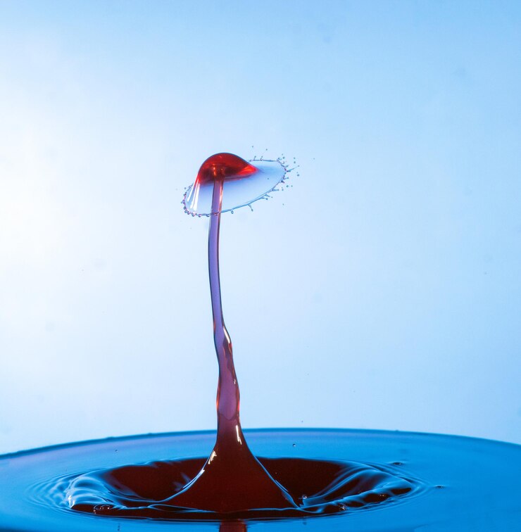 Foto close-up di una goccia d'acqua rossa