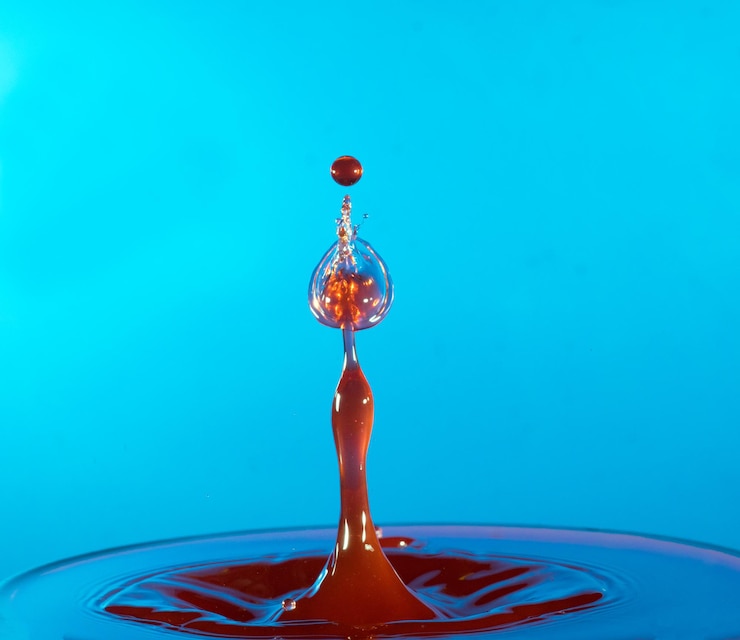 Foto close up di una goccia d'acqua su sfondo blu