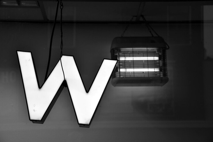 Foto close-up di una lampada elettrica illuminata sulla parete