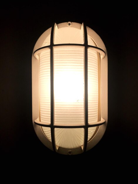 Close-up di una lampada illuminata in una stanza buia