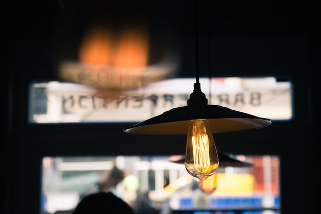 Close-up di una lampadina accesa contro uno sfondo sfocato