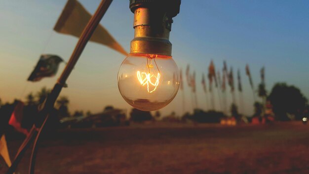 Close-up di una lampadina illuminata