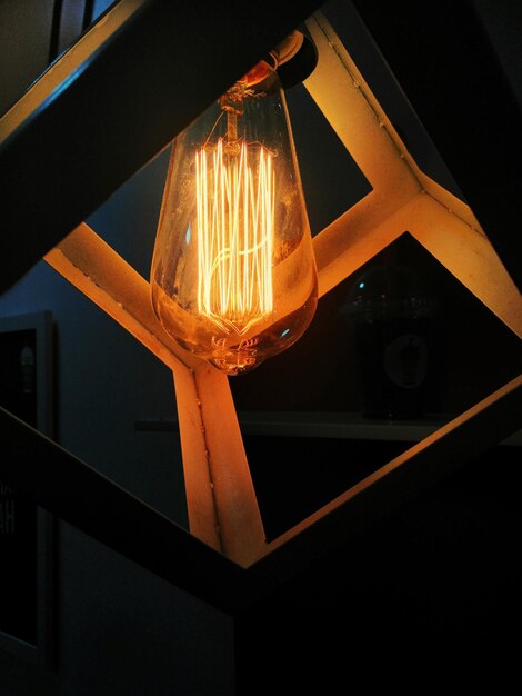 Close-up di una lampadina illuminata