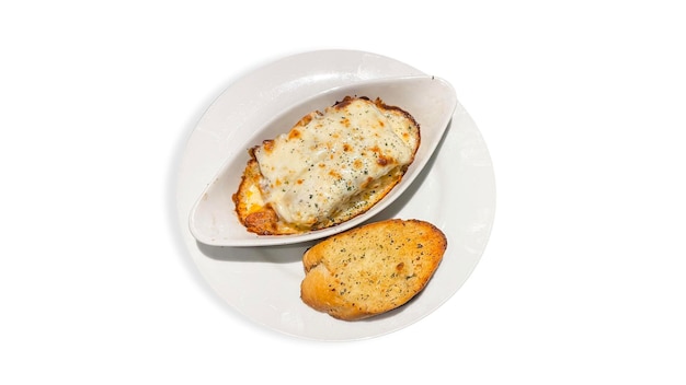 Close-up di una lasagna tradizionale fatta con pane all'aglio