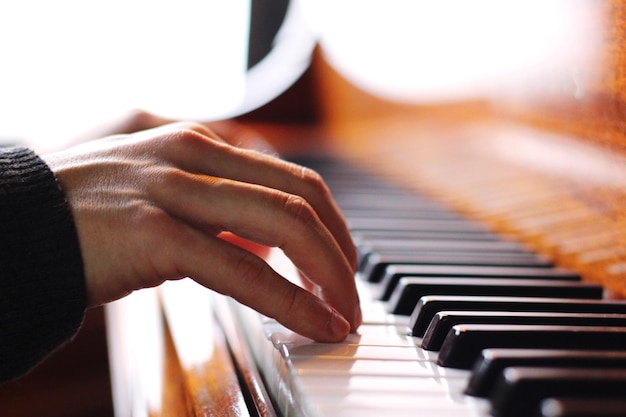 Close-up di una mano che suona il pianoforte