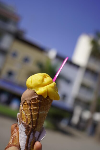 Close-up di una mano che tiene il gelato