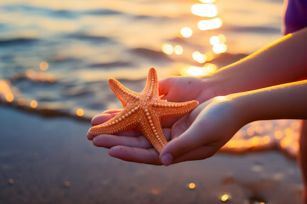 Close-up di una mano che tiene una stella marina un simbolo di speranza e compassione