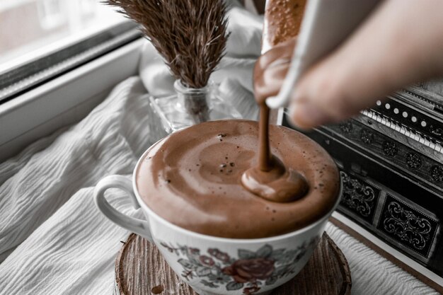 Close-up di una mano che tiene una tazza di caffè