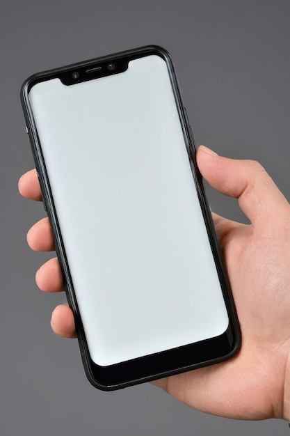 Close-up di una mano di una persona che tiene uno smartphone