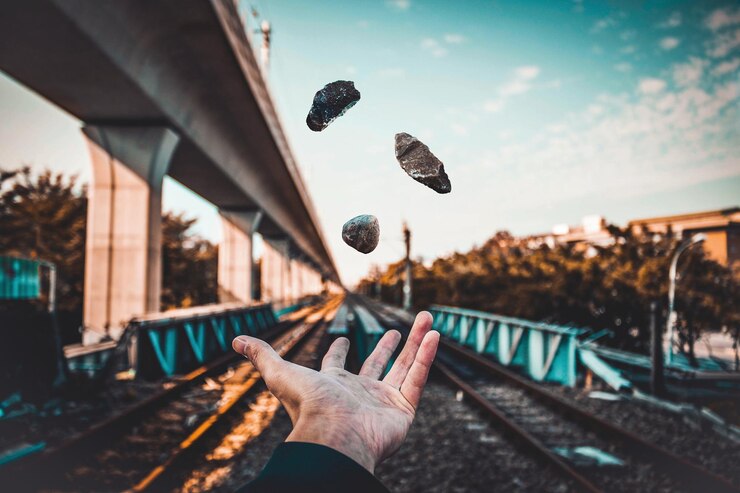 Foto close-up di una mano sul binario contro il cielo