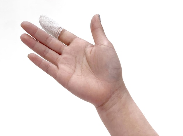 Close-up di una mano umana su uno sfondo bianco