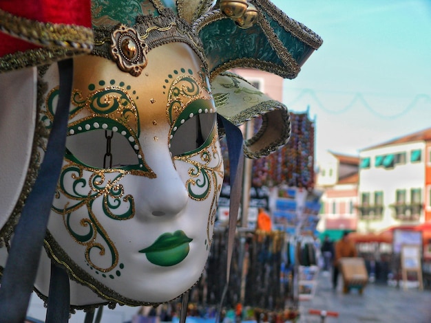 Close-up di una maschera multicolore