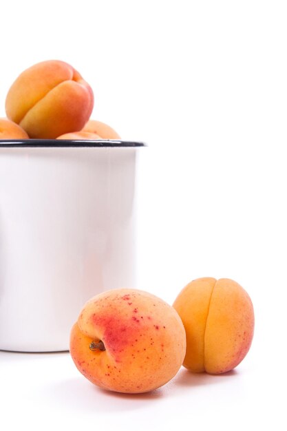 Close-up di una mela arancione su sfondo bianco