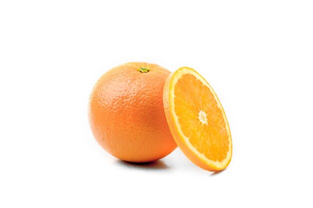 Close-up di una mela arancione su uno sfondo bianco