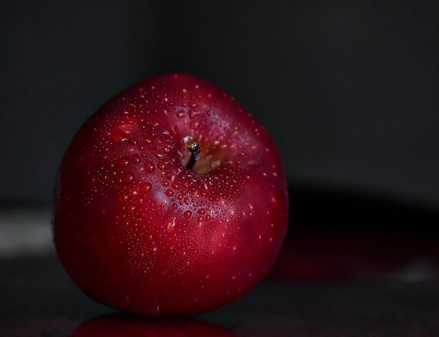 Close-up di una mela rossa sul tavolo