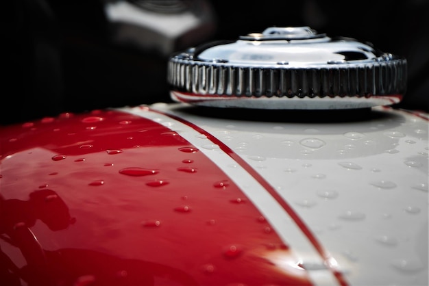 Close-up di una motocicletta bagnata