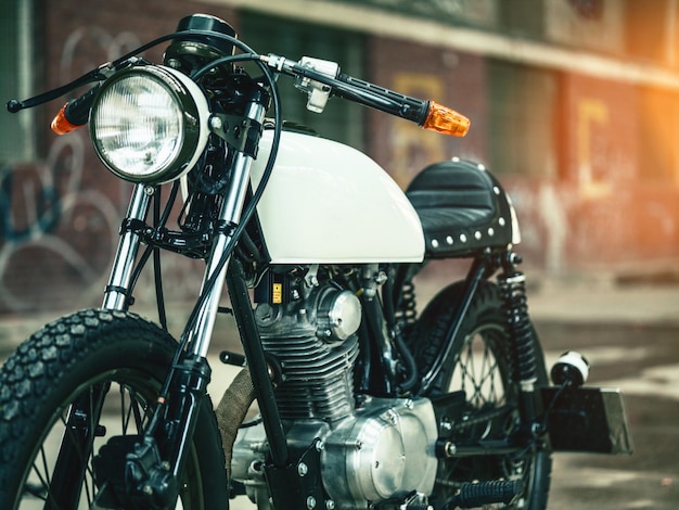 Close-up di una motocicletta sul sentiero