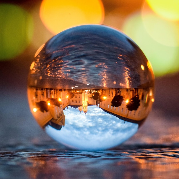 Close-up di una palla di cristallo illuminata in acqua