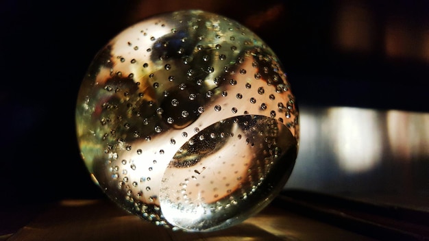 Close-up di una palla di cristallo sul tavolo