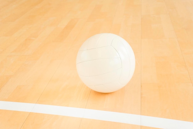 Close-up di una pallavolo sul campo