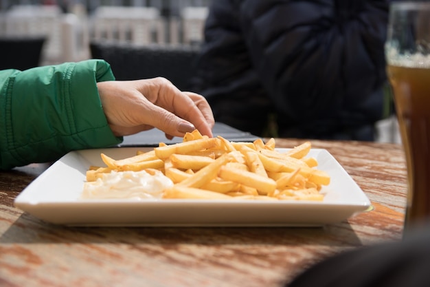 Close-up di una persona che mangia cibo